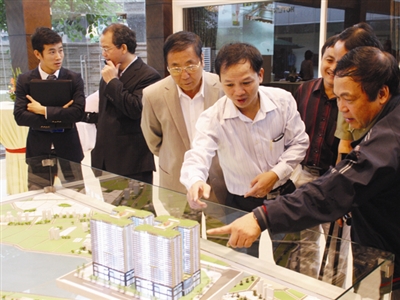 Bi hài thưởng Tết, chia cổ tức DN bất động sản